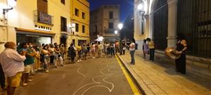 Desenes de persones es manifesten a Sitges contra els assassinats masclistes