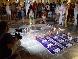 Desenes de persones es manifesten a Vilanova contra els assassinats masclistes