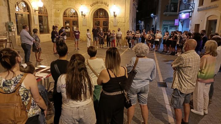 Desenes de persones es manifesten al Vendrell contra els assassinats masclistes. Ajuntament del Vendrell