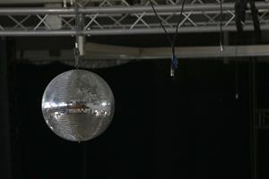 Detall de la bola de cristalls d'una discoteca, amb cables desconectats degut al tancament pel confinament. ACN