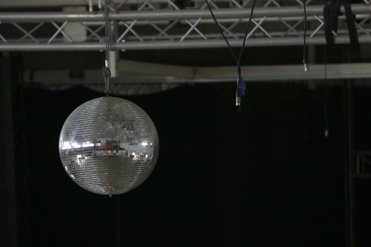 Detall de la bola de cristalls d'una discoteca, amb cables desconectats degut al tancament pel confinament. ACN