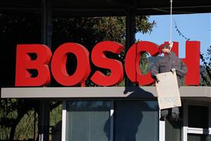 Detall del rètol de Bosch a la fàbrica de Castellet i la Gornal, amb un ninot penjat d'una soga mostrant un cartell que rebutja els 300 acomiadaments 