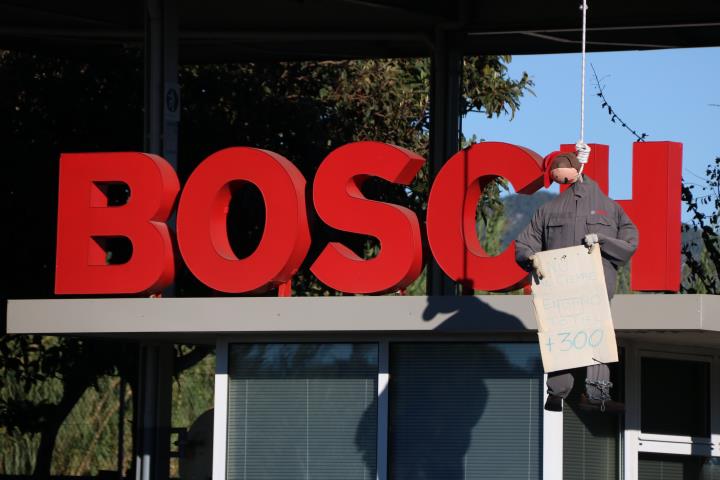 Detall del rètol de Bosch a la fàbrica de Castellet i la Gornal, amb un ninot penjat d'una soga mostrant un cartell que rebutja els 300 acomiadaments 