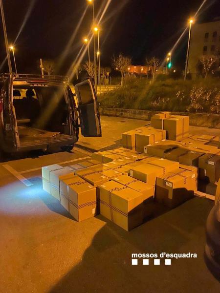 Detenen dos homes per sostreure material de camions estacionats en una àrea de servei de l’autopista AP-7 a l’Alt Penedès. Mossos d'Esquadra