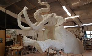 Dolors Sans presenta el drac Mamut de la Canonja, dissenyat i construït per l’escultora vilafranquina