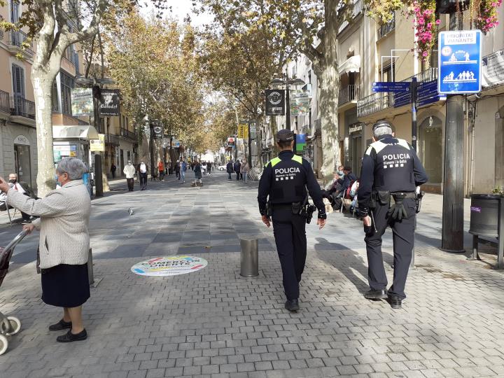 Dos agents de la policia local de Vilanova i la Geltrú a la rambla Principal. Policia local de Vilanova