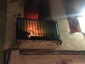 Dos fertis en un incendi en un habitatge del carrer Estudis de Vilanova i la Geltrú. Policia local de Vilanova