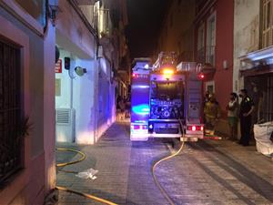 Dos fertis en un incendi en un habitatge del carrer Estudis de Vilanova i la Geltrú