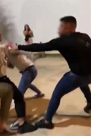 Dos joves, en estat greu durant una baralla a les portes d'una discoteca de Vilanova. EIX