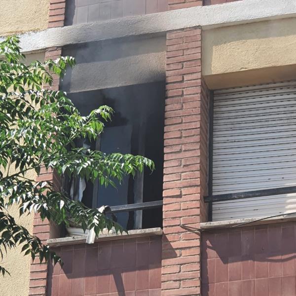 Dos policies, ferits en l'extinció d'un incendi en un habitatge de les Roquetes. Ajt Sant Pere de Ribes