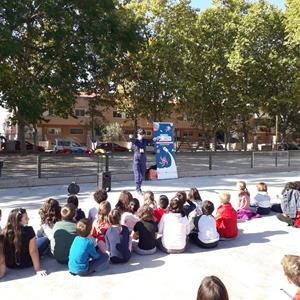 El Capità Edunauta visita les escoles de Vilafranca per presentar el nou catàleg d’activitats de lleure educatiu