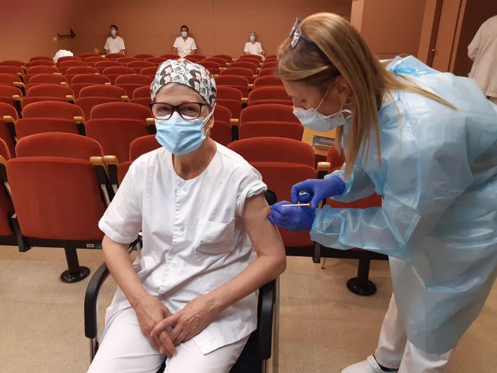 El Consorci Sanitari Alt Penedès-Garraf comença la vacunació del seu personal sanitari. CSAPG