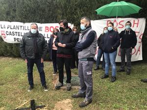 El diputat al Congrés Rafa Mayoral, d’Unidas Podemos, es reuneix amb els treballadors de la Robert Bosch. En Comú Podem