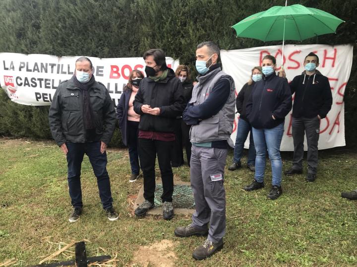 El diputat al Congrés Rafa Mayoral, d’Unidas Podemos, es reuneix amb els treballadors de la Robert Bosch. En Comú Podem