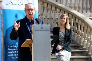 El director de la Fundació Pau Casals, Jordi Pardo, i de la consellera d'Acció Exterior, Victòria Alsina, durant la presentació dels actes. ACN