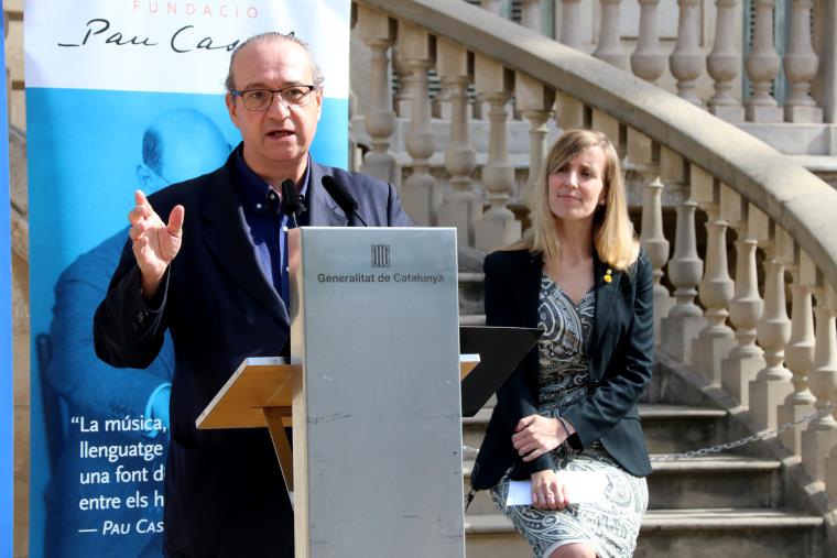 El director de la Fundació Pau Casals, Jordi Pardo, i de la consellera d'Acció Exterior, Victòria Alsina, durant la presentació dels actes. ACN