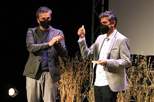 El director del Most, Xavier Fornos, lliurant el premi honorífic a Ferran Centelles pel projecte Sàpiens del Vi a la inauguració del Most 2021. ACN