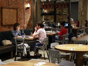 El Govern amplia a 10 els comensals per taula a l'interior de restaurants i autoritza el 60% de públic als grans espais. ACN
