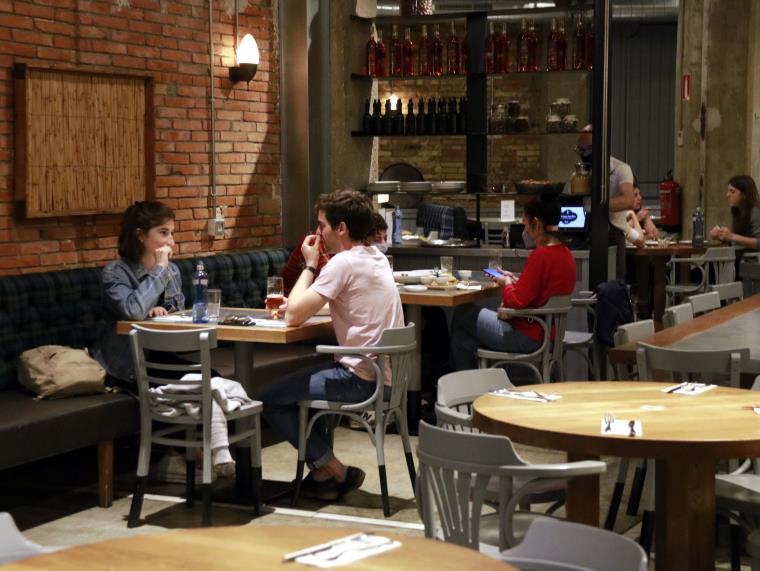 El Govern amplia a 10 els comensals per taula a l'interior de restaurants i autoritza el 60% de públic als grans espais. ACN