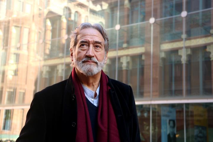 El mestre Jordi Savall en un pla mitjà davant la façana del Palau de la Música on dirigirà l''Oratori de Nadal' de Bach. ACN