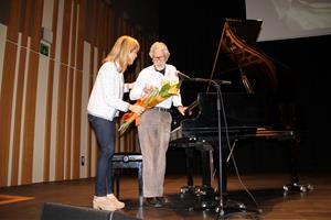 El pianista i compositor Francesc Burrull durant la seva intervenció en l'homenatge a Pere Tàpias, el 27 de maig del 2017. Ajuntament de Vilanova