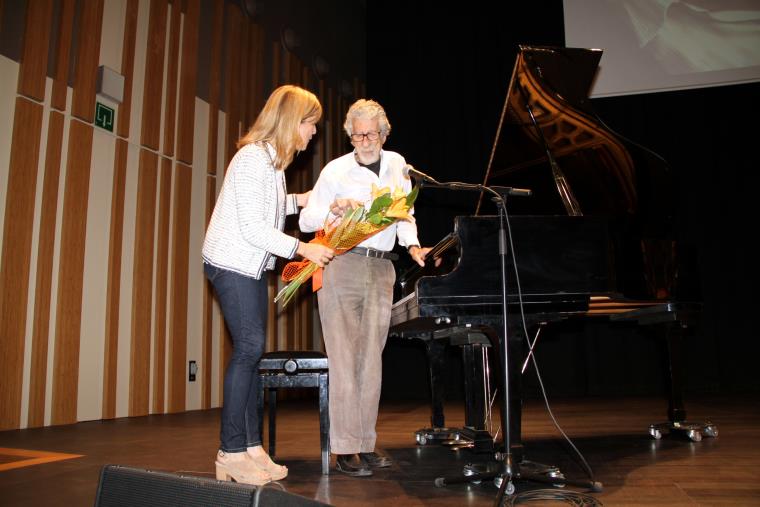 El pianista i compositor Francesc Burrull durant la seva intervenció en l'homenatge a Pere Tàpias, el 27 de maig del 2017. Ajuntament de Vilanova