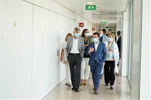 El president Aragonès durant la seva visita a l'Hospital de Bellvitge. Paco J. Muñoz