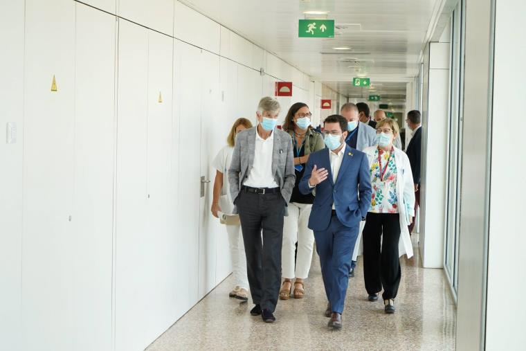 El president Aragonès durant la seva visita a l'Hospital de Bellvitge. Paco J. Muñoz