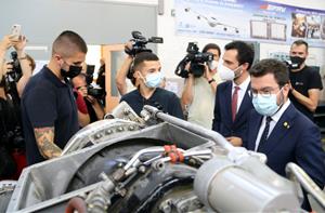 El president de la Generalitat, Pere Aragonès, i el conseller Roger Torrent, a les instal·lacions de l'escola d'aeronàutica de Vilanova. ACN