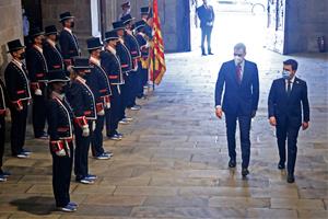 El president de la Generalitat, Pere Aragonès, i el president del govern espanyol, Pedro Sánchez, passen revista als Mossos. ACN / Guillem Roset