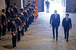 El president de la Generalitat, Pere Aragonès, i el president del govern espanyol, Pedro Sánchez, passen revista als Mossos. ACN / Guillem Roset