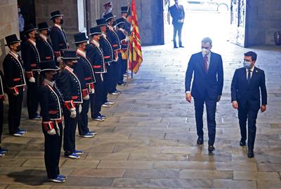 El president de la Generalitat, Pere Aragonès, i el president del govern espanyol, Pedro Sánchez, passen revista als Mossos. ACN / Guillem Roset