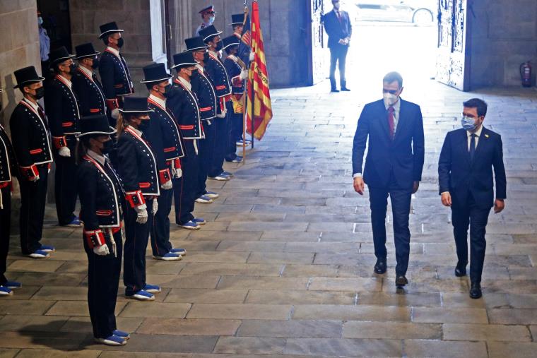 El president de la Generalitat, Pere Aragonès, i el president del govern espanyol, Pedro Sánchez, passen revista als Mossos. ACN / Guillem Roset