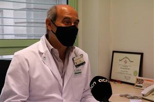 El president de l'AECC-Catalunya contra el càncer de Barcelona, el doctor Laureano Molins, al seu despatx a l'Hospital Clínic el setembre de 2021. ACN