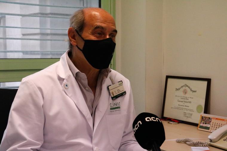 El president de l'AECC-Catalunya contra el càncer de Barcelona, el doctor Laureano Molins, al seu despatx a l'Hospital Clínic el setembre de 2021. ACN