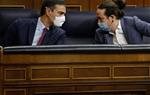 El president del govern espanyol, Pedro Sánchez, parlant amb el vicepresident Pablo Iglesias. ACN