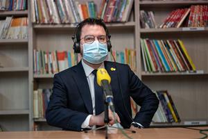 El president del Govern, Pere Aragonès, durant l'entrevista a Catalunya Ràdio des d'una escola de Santa Coloma de Gramenet. ACN