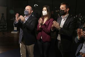El president del PP, Pablo Casado, amb el candidat del PPC, Alejandro Fernández, i la número 2 de la llista, Lorena Roldán, a l'acte de tancament . AC