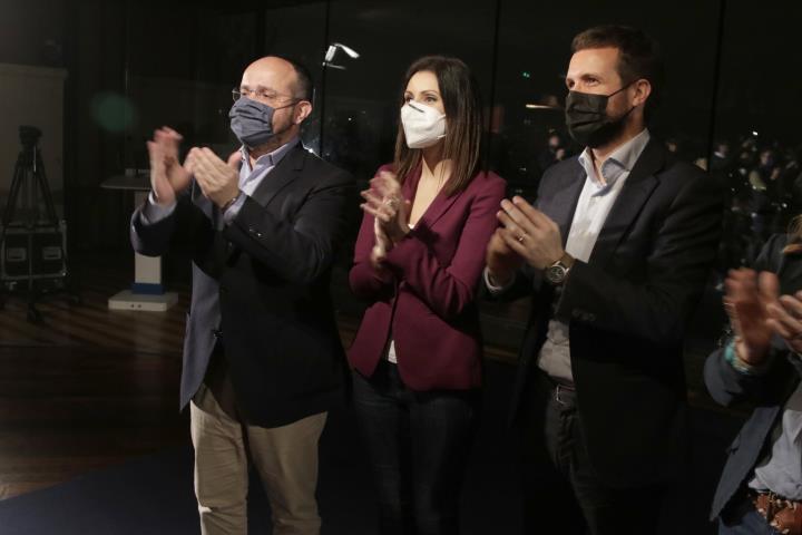 El president del PP, Pablo Casado, amb el candidat del PPC, Alejandro Fernández, i la número 2 de la llista, Lorena Roldán, a l'acte de tancament . AC