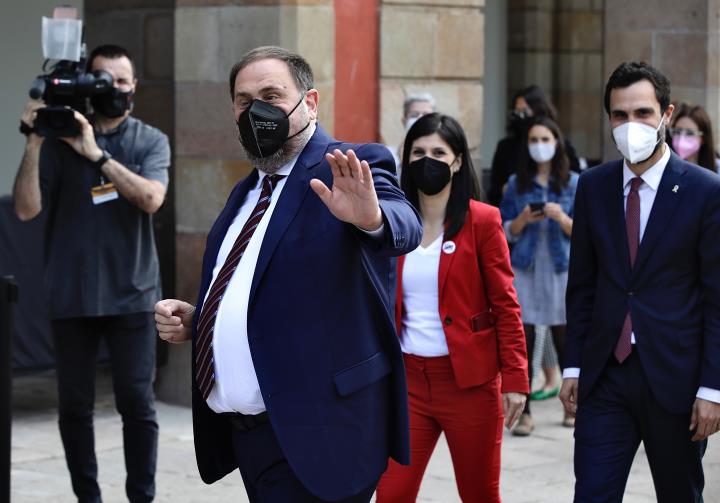 El president d'ERC, Oriol Junqueras, arribant al Parlament acompanyat de Marta Vilalta i Roger Torrent. Imatge del 21 de maig del 2021. ACN