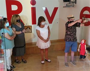 El titellaire Jordi Bertran lliura la marioneta de Charlie Rivel a l’exposició permanent de Cubelles. Ajuntament de Cubelles