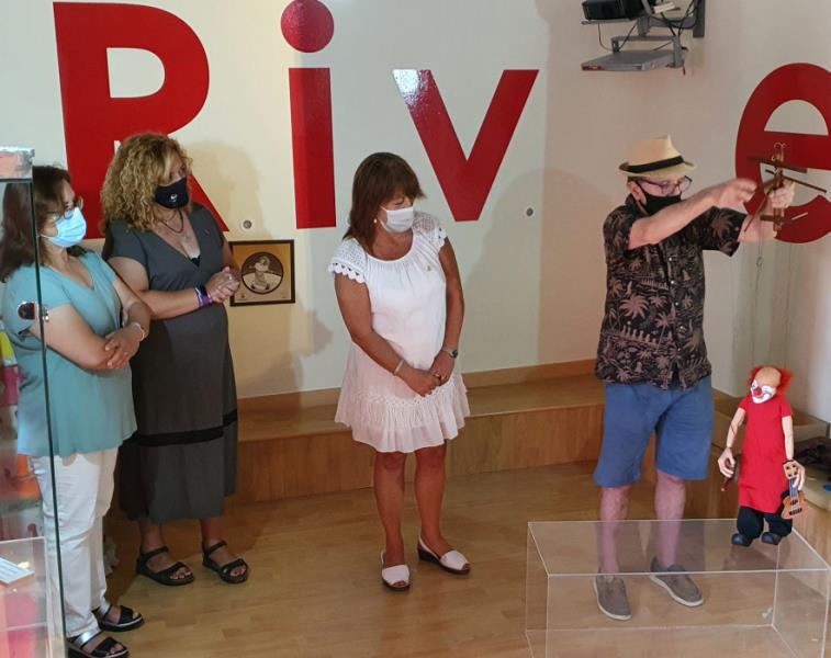 El titellaire Jordi Bertran lliura la marioneta de Charlie Rivel a l’exposició permanent de Cubelles. Ajuntament de Cubelles