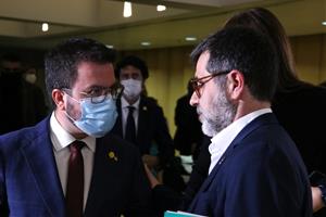 El vicepresident del Govern i candidat d'ERC, Pere Aragonès, amb el secretari general de JxCat, Jordi Sànchez. ACN