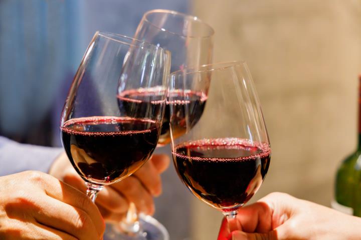 Els 13 beneficis del vi negre per la salut. AMIC