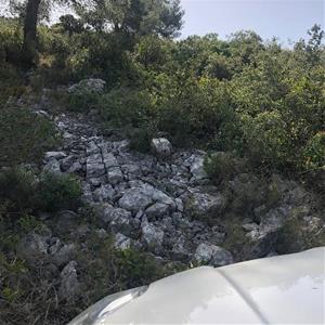 Els agents de Canyelles localitzen al fons d'un barranc un vehicle que es donava per robat