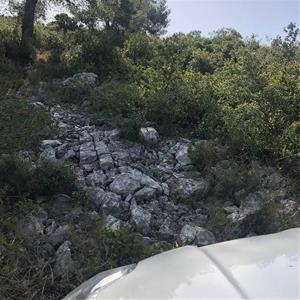 Els agents de Canyelles localitzen al fons d'un barranc un vehicle que es donava per robat