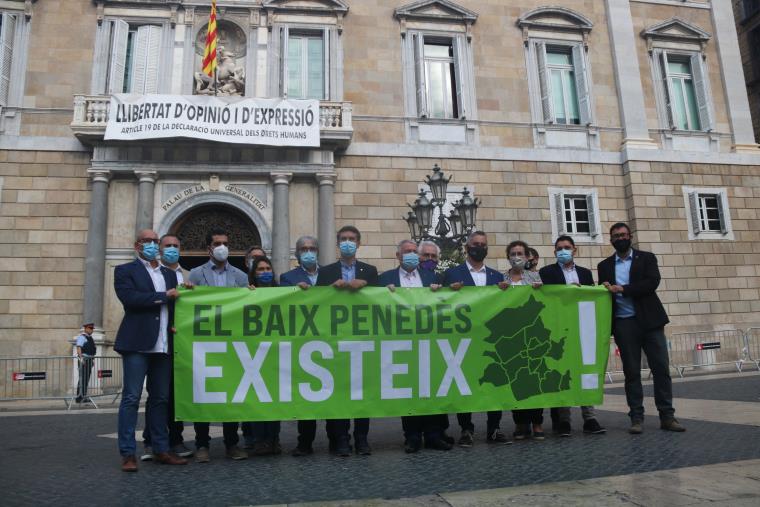 Els alcaldes del Baix Penedès es planten davant la Generalitat: 