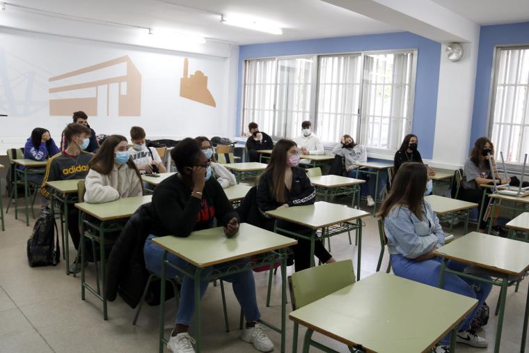 Els alumnes es podran treure la mascareta al pati si no es barregen amb altres grups i els vacunats no s'hauran d'aïllar. ACN