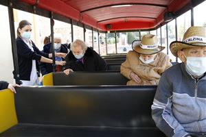 Els avis de residències de Cunit i Calafell fan un tomb en trenet turístic després d'un any sense sortir a l'exterior. ACN