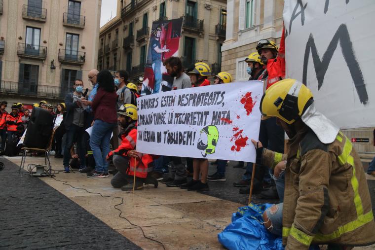 Els bombers homenatgen el company mort al juny en un incendi a Vilanova i denuncien la precarietat del cos. ACN